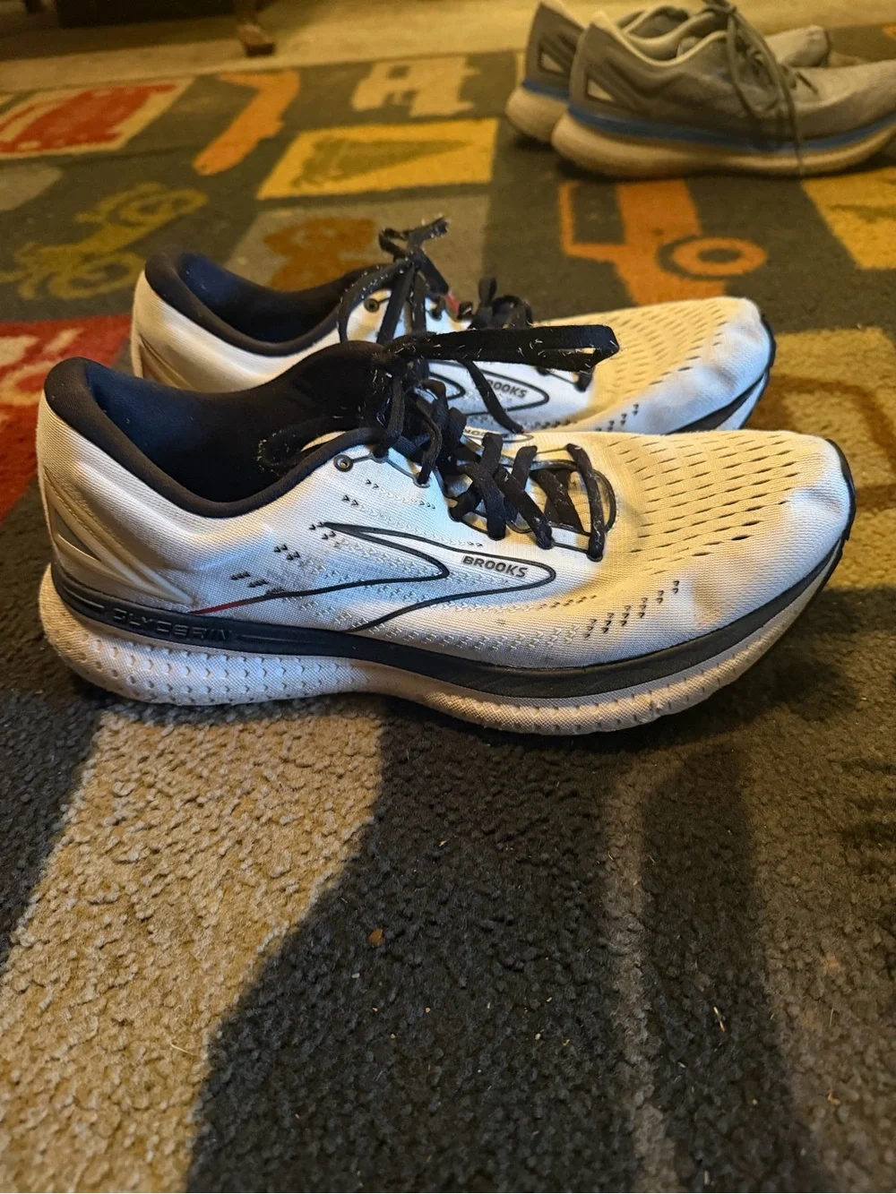 Brooks Men's White and Black Athletic Running Shoes